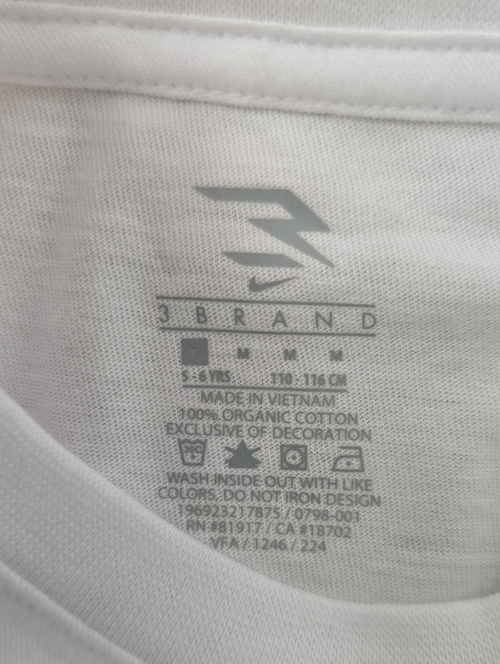 NIKE SIGNATURE BRAND BOYS BLUE JOGGER PANTS AND WHITE SIGNATURE TEE-SHIRT SIZE 6